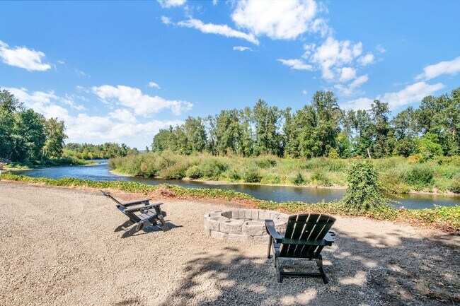 Building Photo - 39601 Santiam Bluffs Rd NE