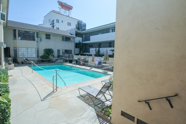 Building Photo - 8222 De Longpre Ave