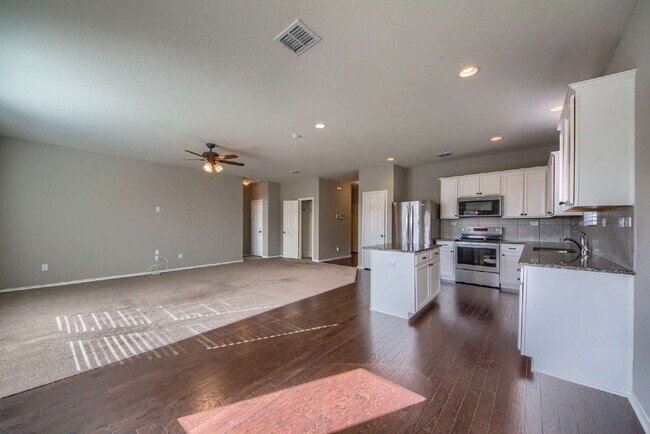 Building Photo - BEAUTIFUL HOME OFFERING 50% OFF 1ST MONTH'S RENT!!