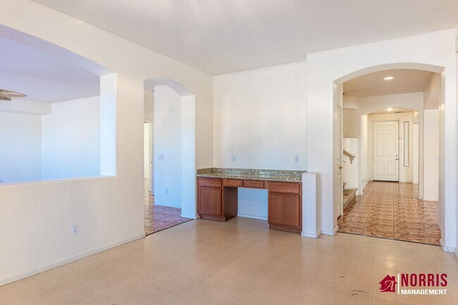 Building Photo - Beautiful Large Home Available Now!