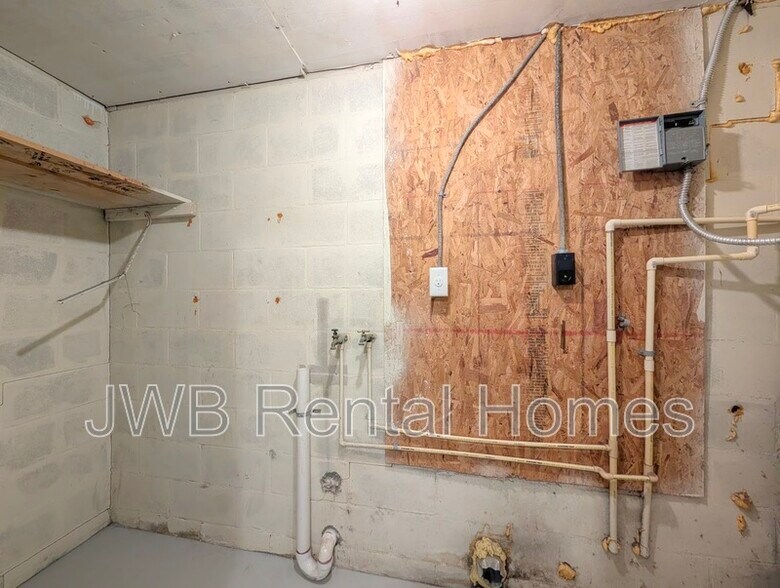 Building Photo - 5742 Newberg Ln