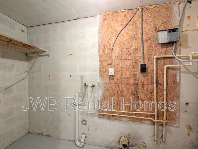 Building Photo - 5742 Newberg Ln