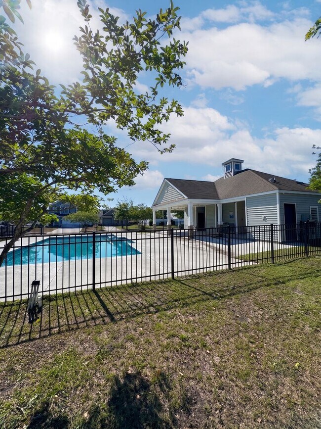 Building Photo - 403 Valdez Ct
