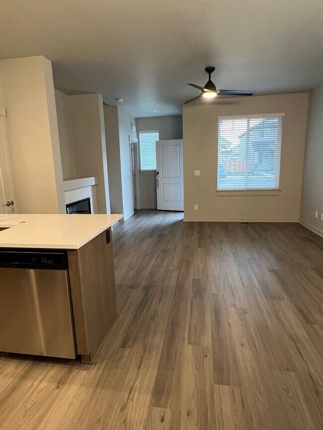 Building Photo - 3 Bedroom / 2.5 Bathroom Townhome in The Dry Canyon Community
