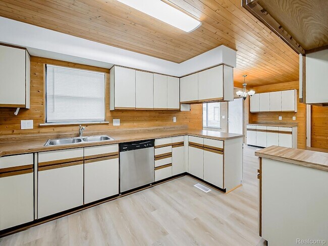Building Photo - 7580 Thornwood St