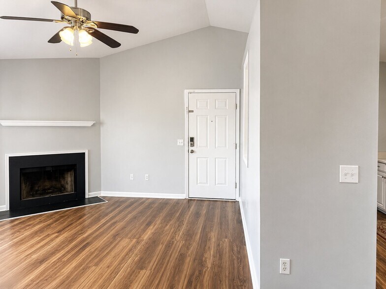 Building Photo - 406 Pelham Square Way