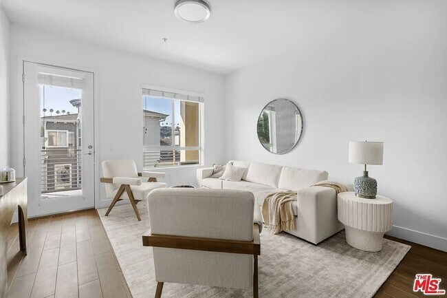Building Photo - Beautiful Playa Vista Home With In Unit La...