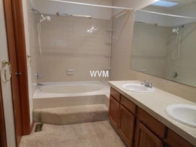 Building Photo - Manchester Park Townhouse near Chambers and Mississippi