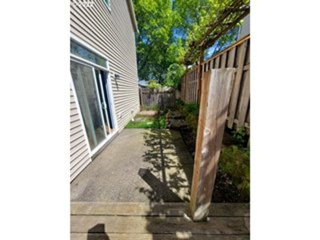 Building Photo - 3 Bedroom Fairview Home, Close to Blue Lak...