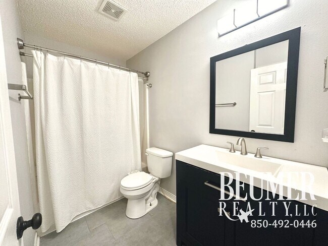 Building Photo - Solar Panel 3bd/2bath Home located Northeast Pensacola