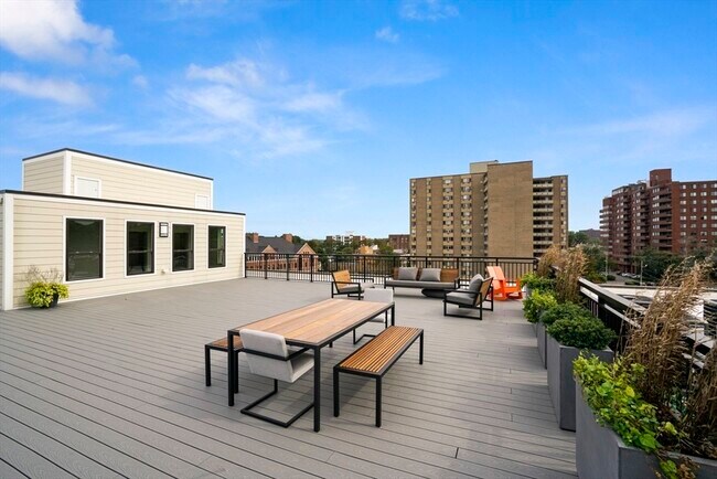 Building Photo - 999 Hancock St