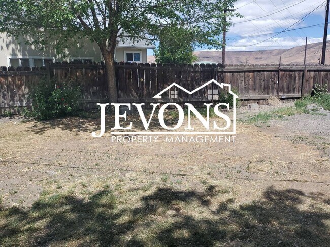 Building Photo - Available Now! 2BR, 1Bath house in Yakima