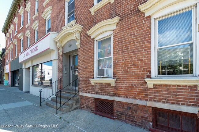 Primary Photo - 324 Warren St