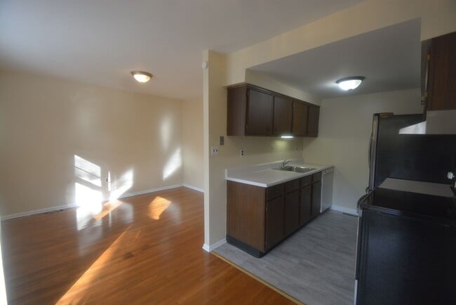 Building Photo - Recently Updated 3 Bedroom 1 Bath in Newark with a Partially Finished Basement