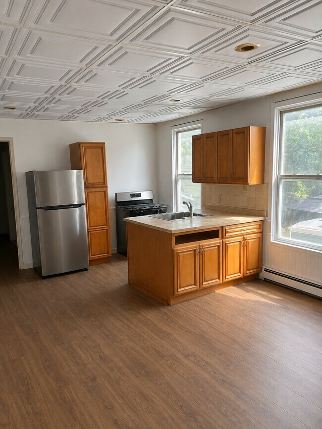 Building Photo - 134 6th Ave