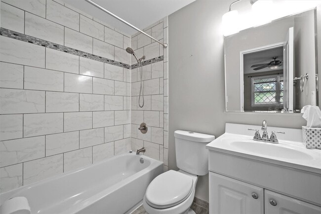 Building Photo - 407 Sierra Vista Ln