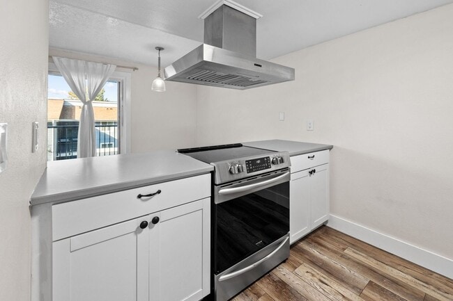 Building Photo - 2-Bed Condo in Kent – Fireplace, Balcony & Convenient Location!