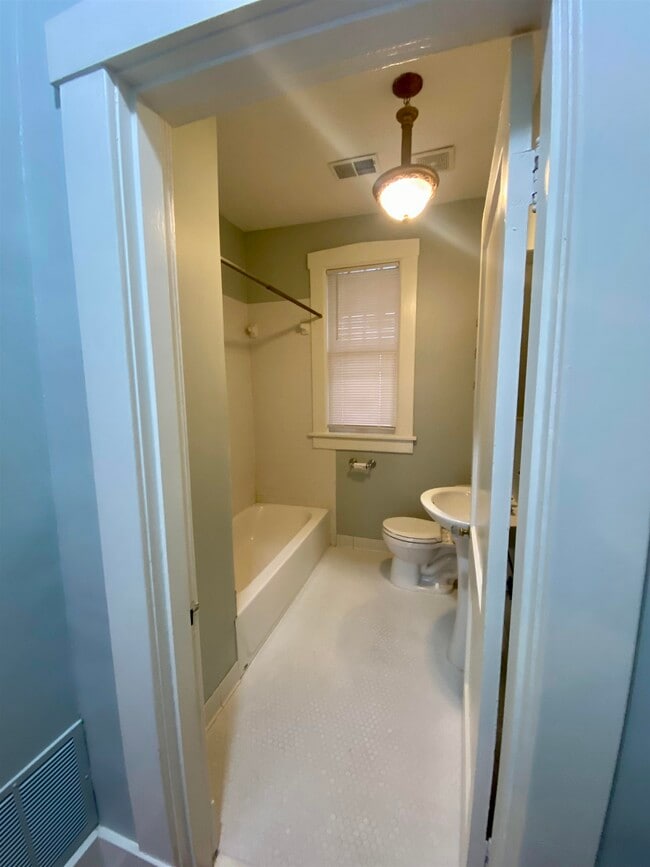 Building Photo - 2307 Evelyn Ave