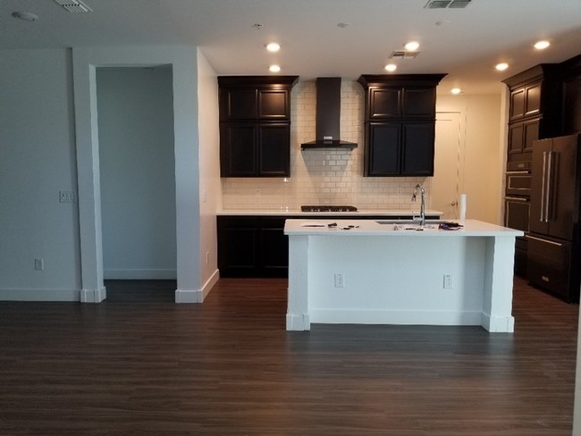 Building Photo - AMAZING TOWNHOME IN MCQUEEN AND OCOTILLO