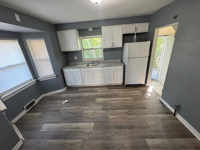 Building Photo - House in Peoria 3 BR / 2 BA Available Now