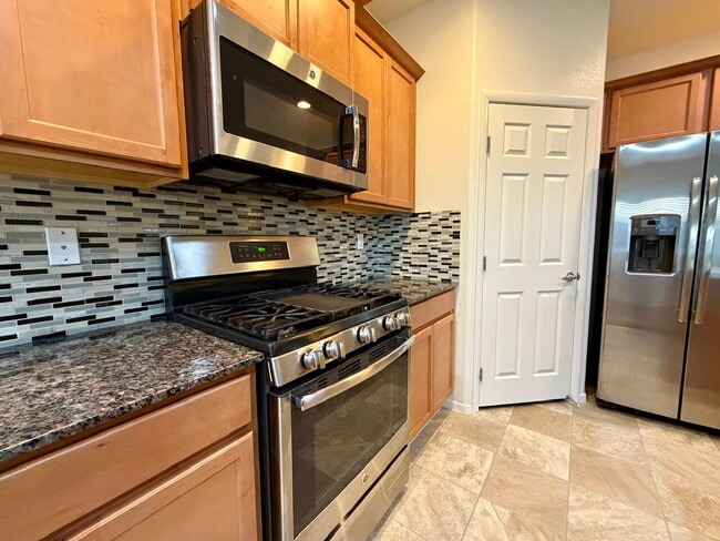 Building Photo - 3 BED 2.5 BATH 2 CAR GARAGE SINGLE FAMILY HOME W/ LOFT, BACKYARD & COMMUNITY POOL, SPA, PLAYGROUN...