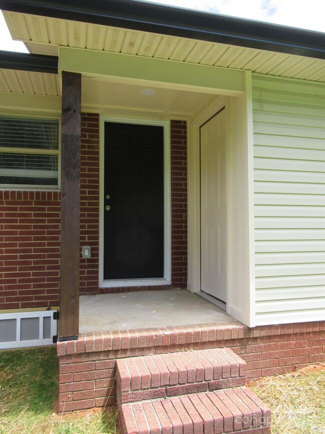 Building Photo - 1745 River Rd