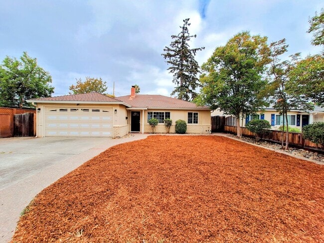 Building Photo - Beautiful Single Story House w/Low Mainten...