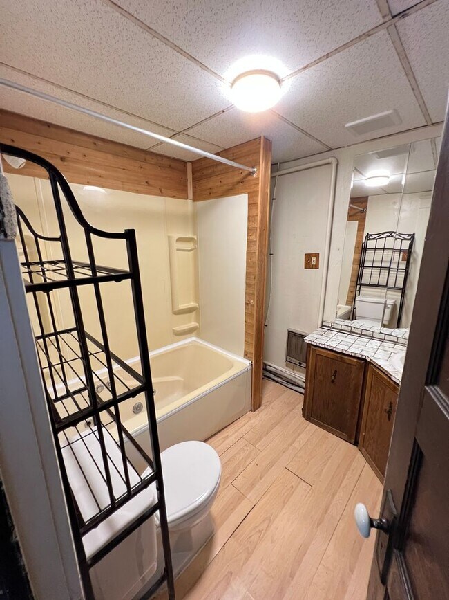 Building Photo - 1st Floor 1+ Bedroom Apartment! AVAILABLE MAY!