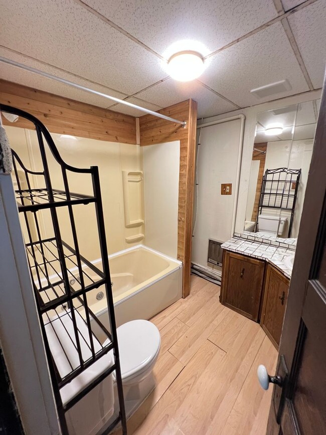 Building Photo - 910 N 22nd Ave W