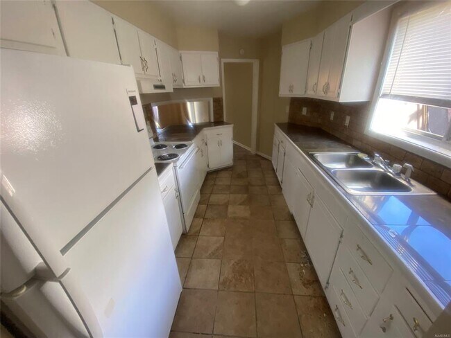 Building Photo - 2440 Price St