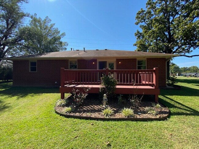Building Photo - Adorable 2 Bedroom Home Near Downtown Rogers!