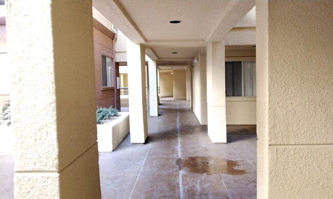 Building Photo - 270 E Flamingo Rd