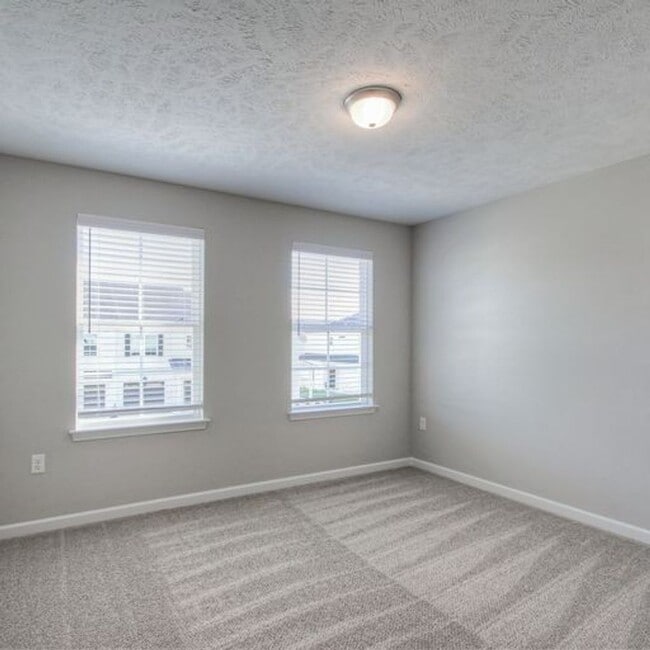 Building Photo - Upgraded, Luxury Townhouse