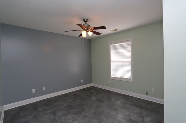 Building Photo - 3 Bedroom House close to Town!