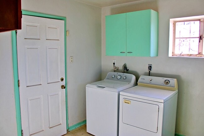 Building Photo - Spacious home Move-In Ready
