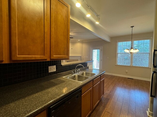 Building Photo - 2 Bedroom, 2 1/2 Bath Townhouse in Raleigh...