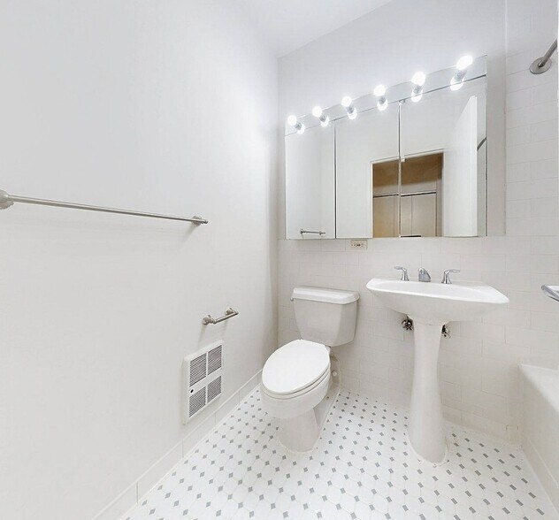 Building Photo - Washington Street