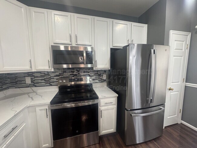 Building Photo - 54 Royalty Cir