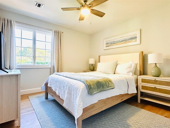 Building Photo - 10 Ginny Ln