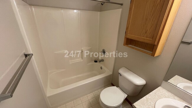 Building Photo - Spacious 3 BD | 2.5 BA Duplex - Beaverton/...