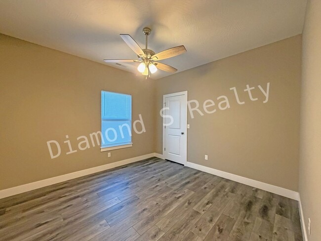 Building Photo - Gorgeous 4 Bedroom Ozark House Coming Earl...