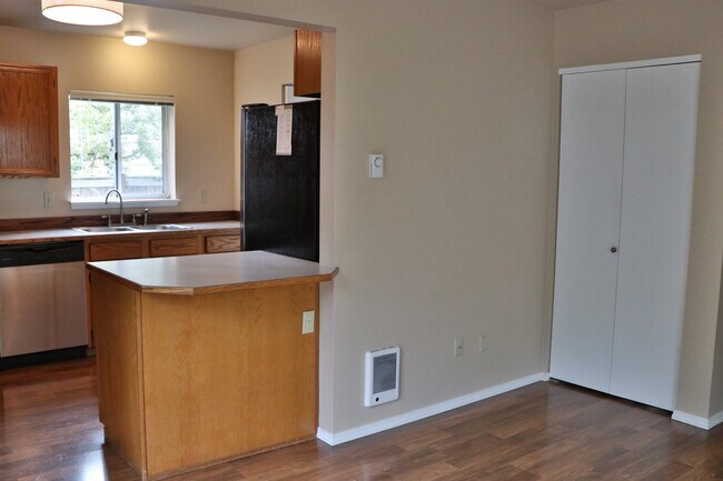 Building Photo - 3 Bed 2.5 Bath House In Leschi