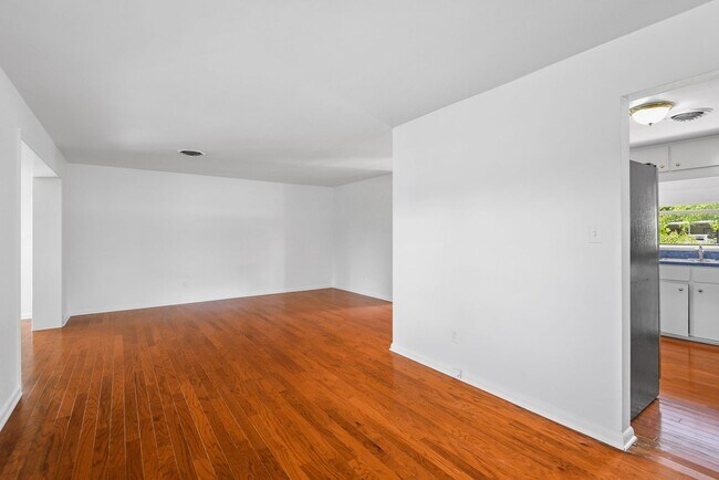 Building Photo - 2107 Brookview Dr