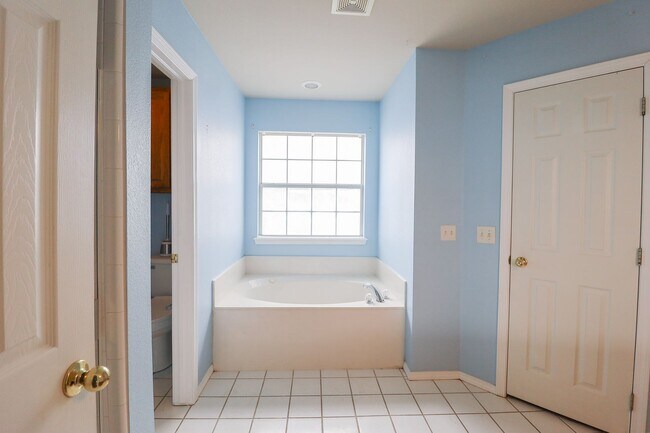 Building Photo - 3 Bed 2 Bath in Jenks - Available Now!