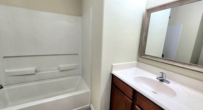Building Photo - 712 Lazy Crest Dr