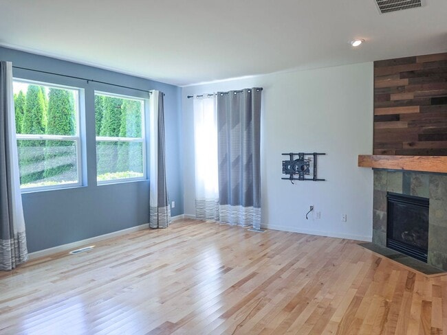 Building Photo - Gorgeous 4 Bedroom Lake Stevens Home in Cr...