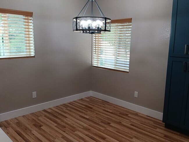 Building Photo - 3 Bedroom, 2 Bathroom Home! Schedule a Showing!
