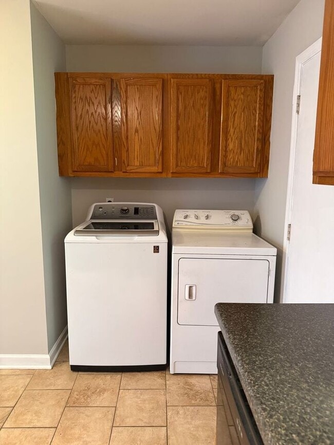 Building Photo - Inglewood Duplex Available Now!