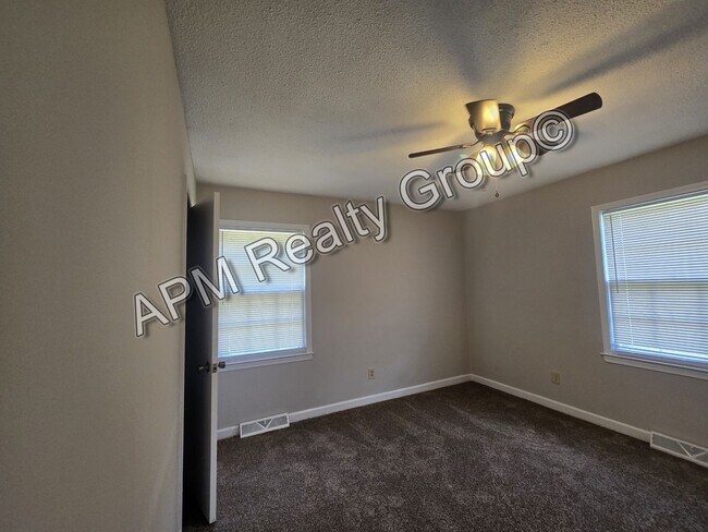 Building Photo - Spacious three bedroom West Columbia home
