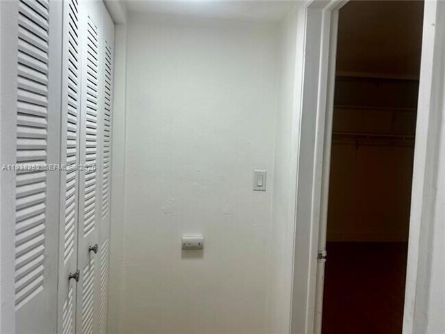 Building Photo - 3522 SW 25th St